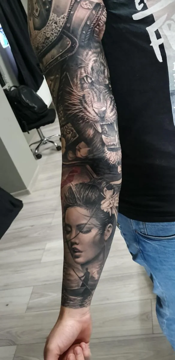 Tatuaj full sleeve realist pe braț