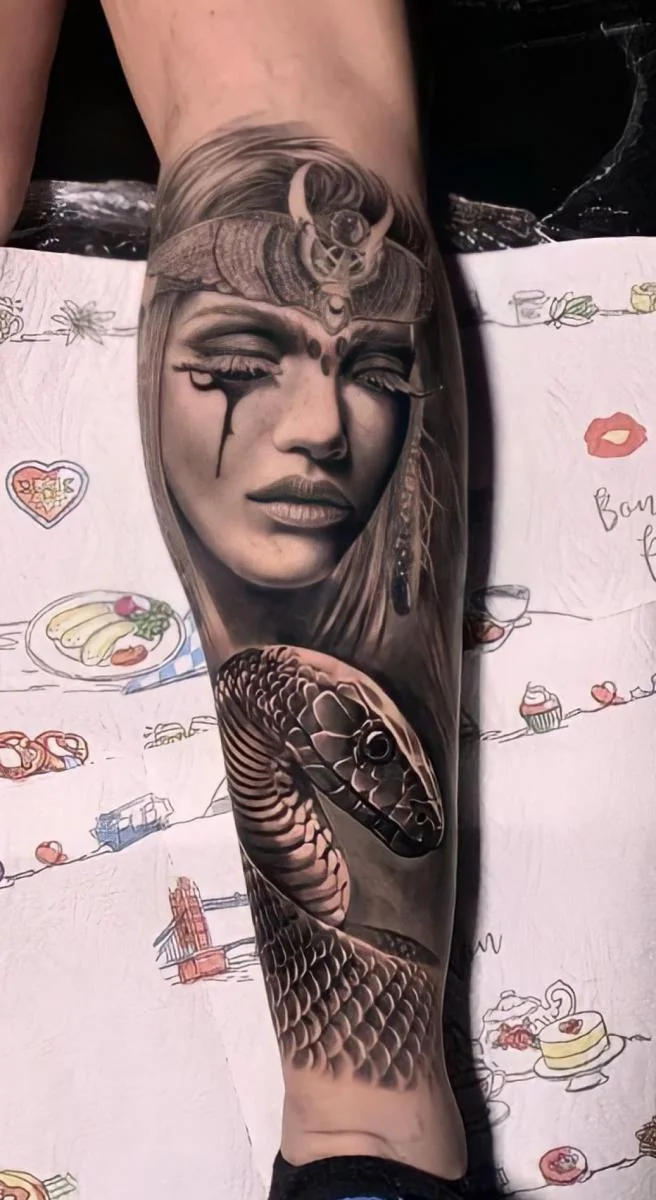 Tatuaj realist cu portret pe braț