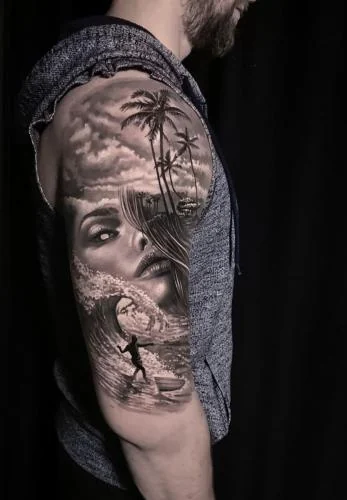 Tatuaj realist black and grey cu portret și peisaj de plajă pe braț