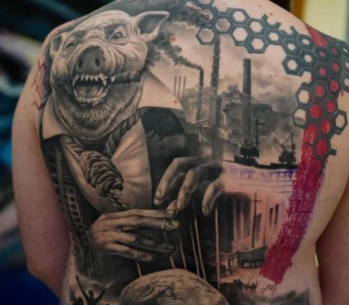Tatuaj pe spate cu porc în costum, fabrici și accente roșii