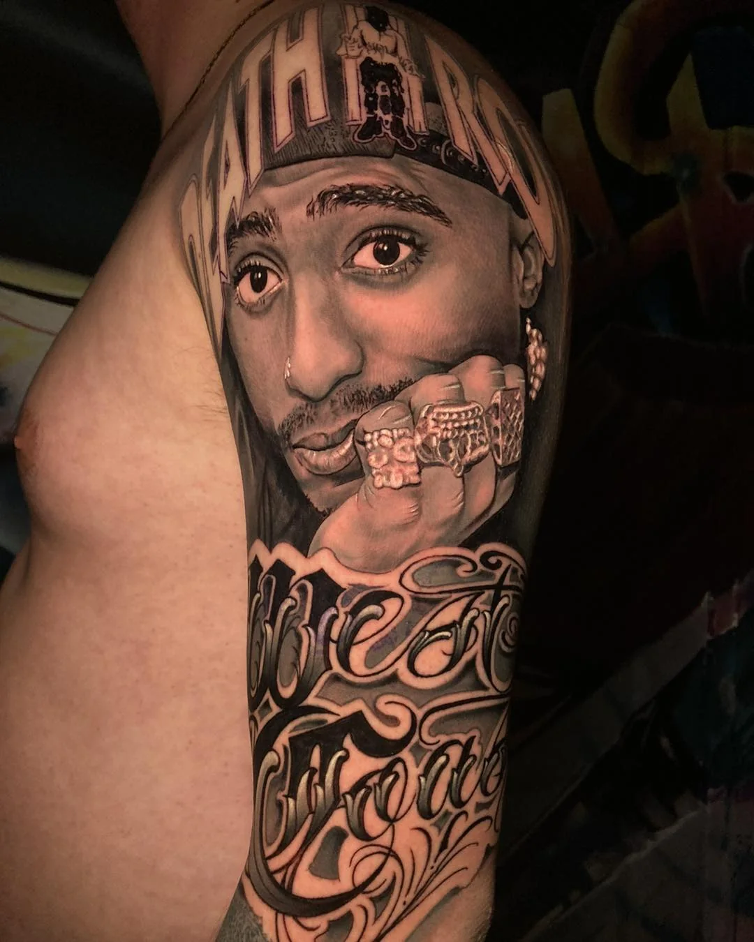 Tatuaj realist cu portret și lettering pe braț