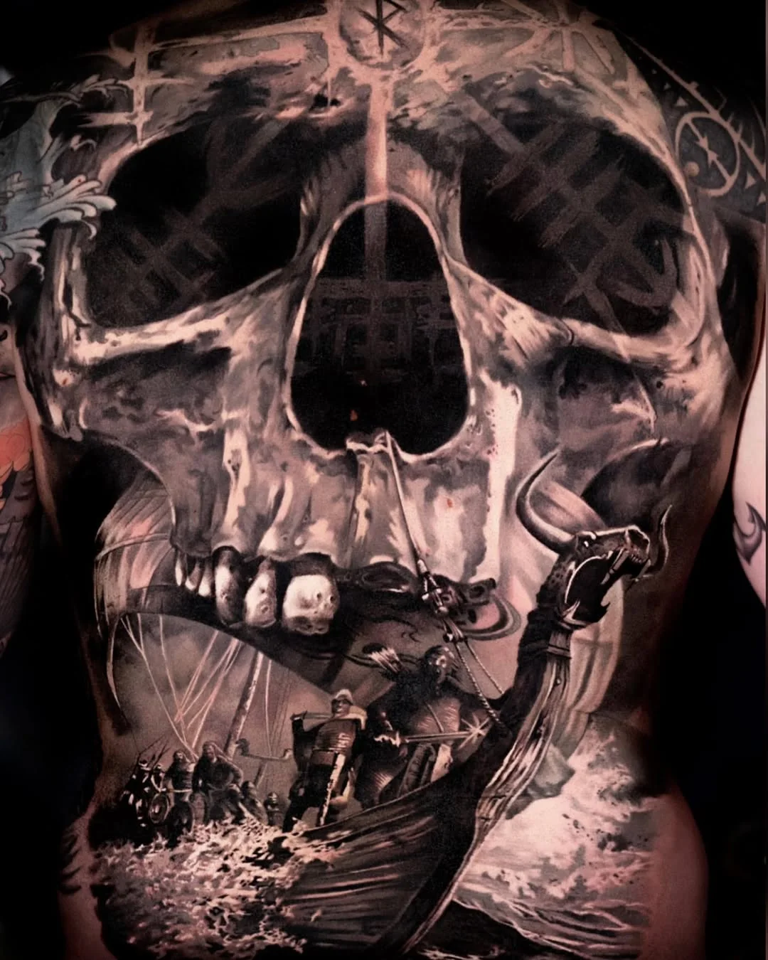 Tatuaj realist black and grey cu craniu mare