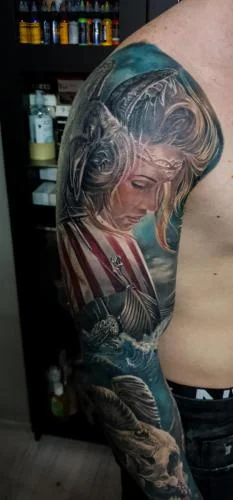 Tatuaj cu detalii color pe braț