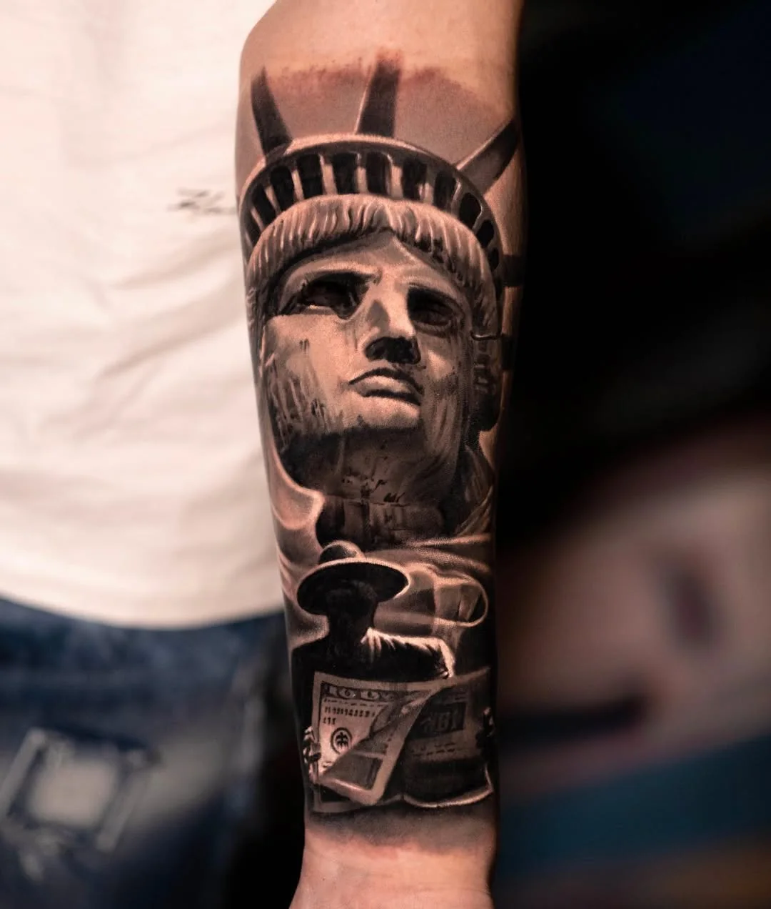 Tatuaj realist cu Statuia Libertății pe antebraț