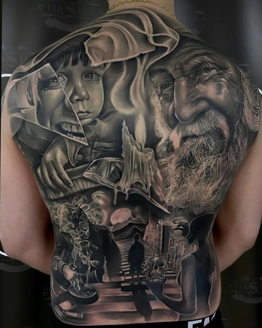 Tatuaj amplu pe spate cu portrete și scenă urbană
