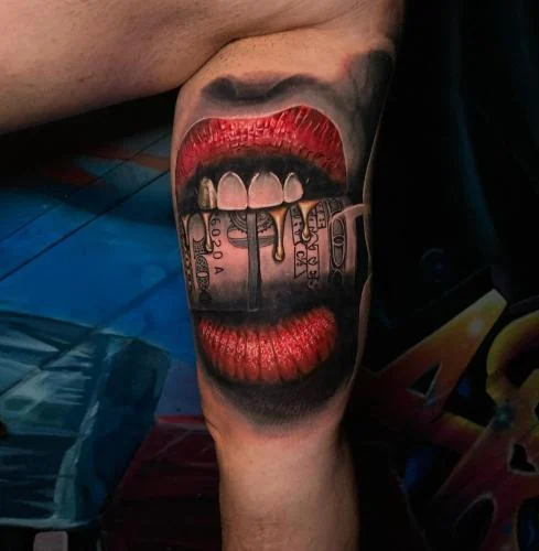 Tatuaj realist cu buze roșii, accent de culoare, pe braț