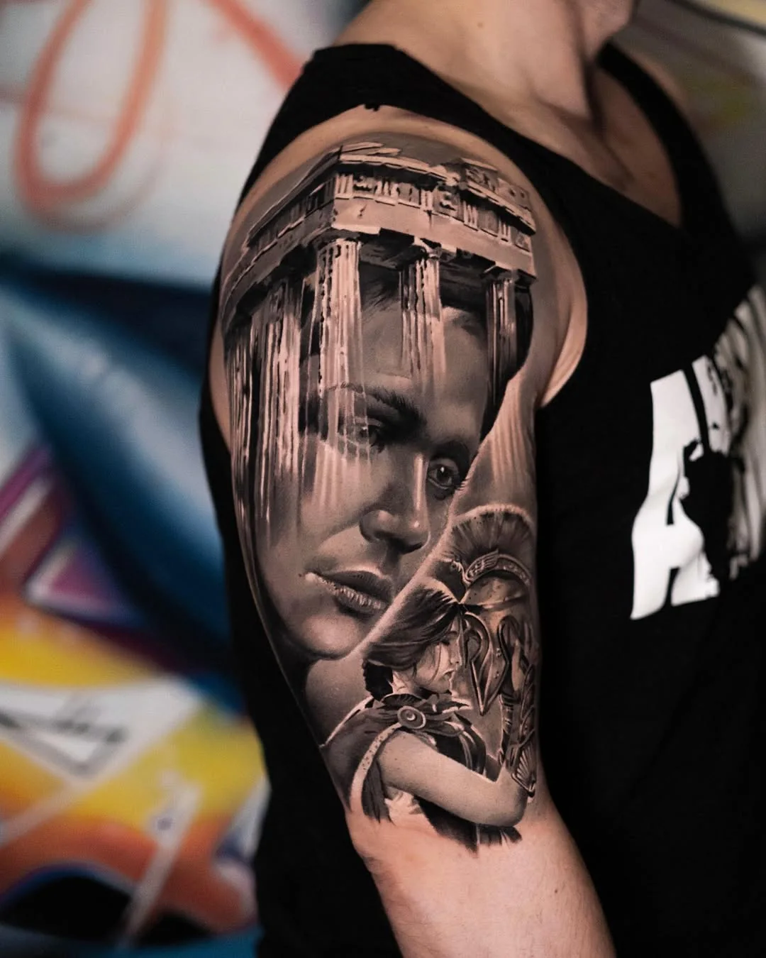 Tatuaj cu portret și coloane grecești pe braț