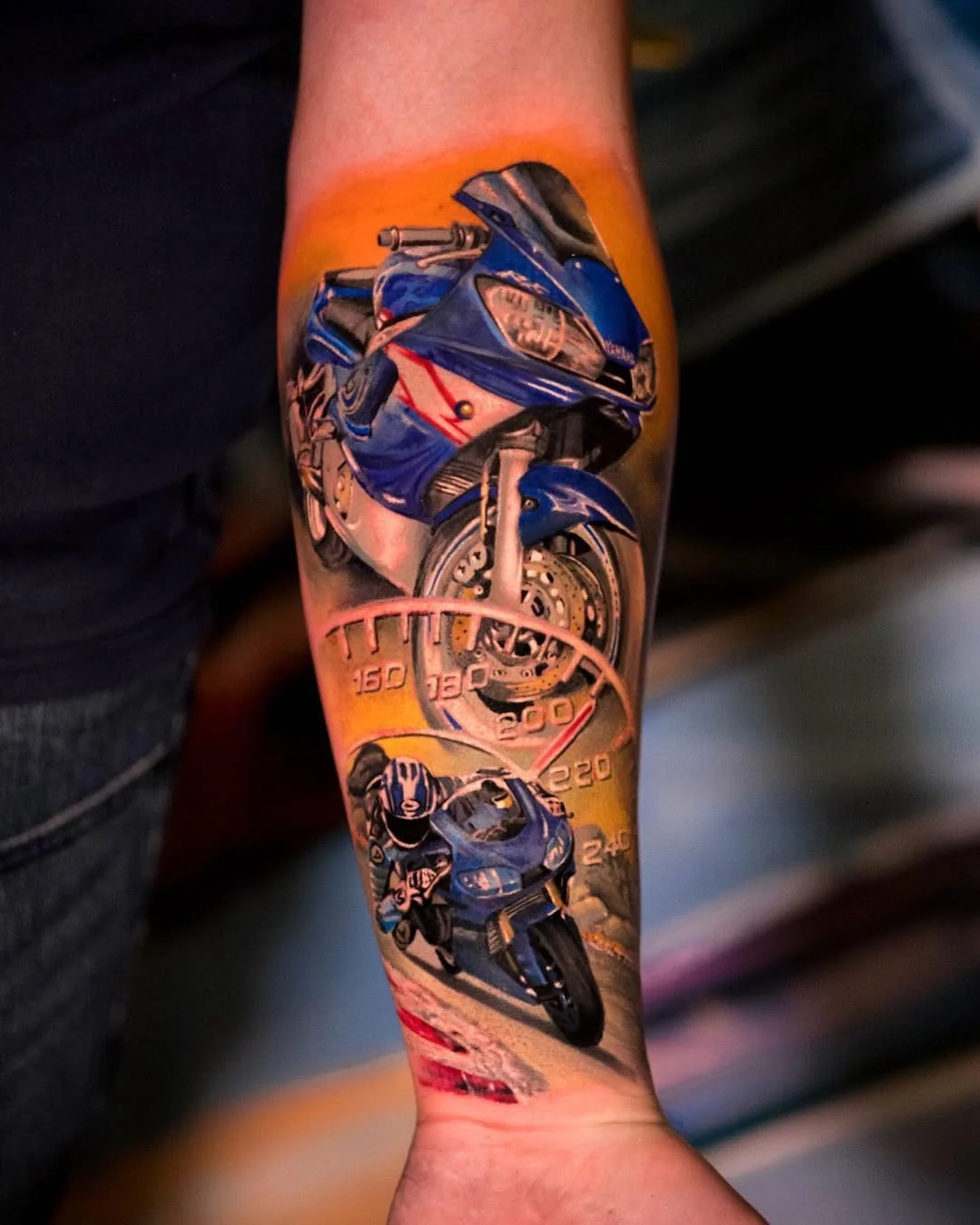 Tatuaj color cu motociclete pe antebraț