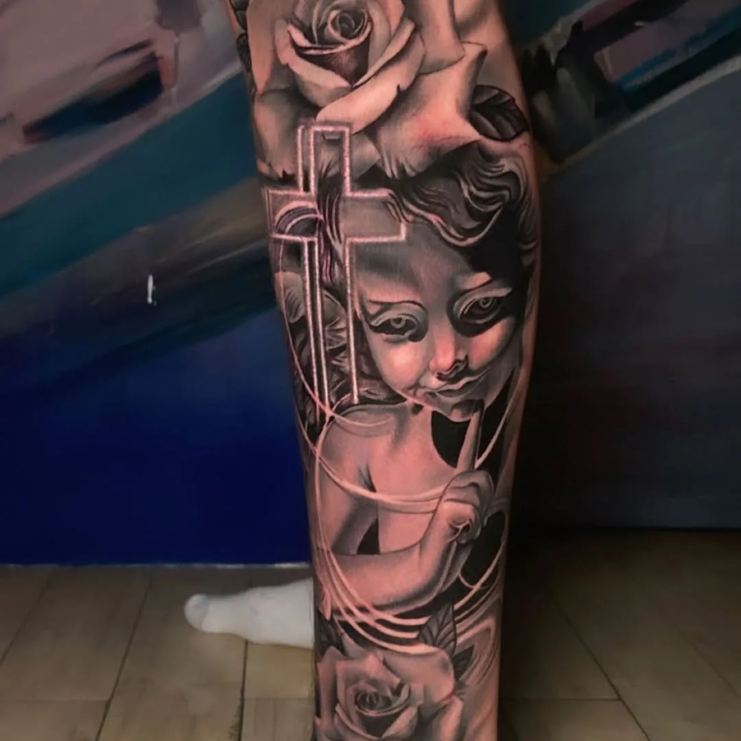 Tatuaj cu portret feminin și trandafiri pe antebraț