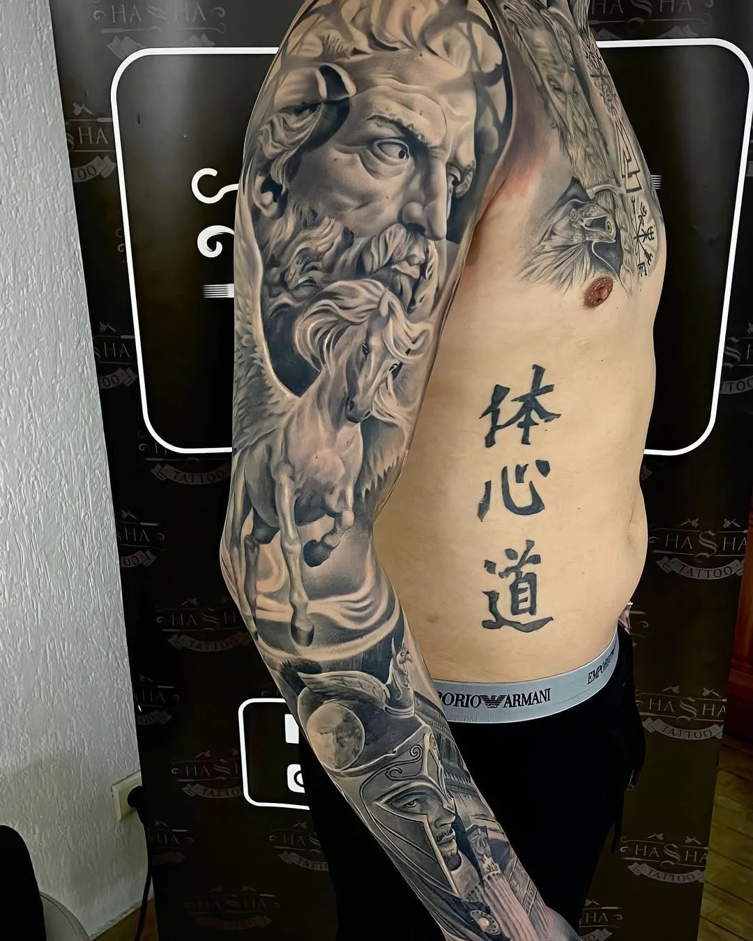 Sleeve mitologic black and grey pe braț