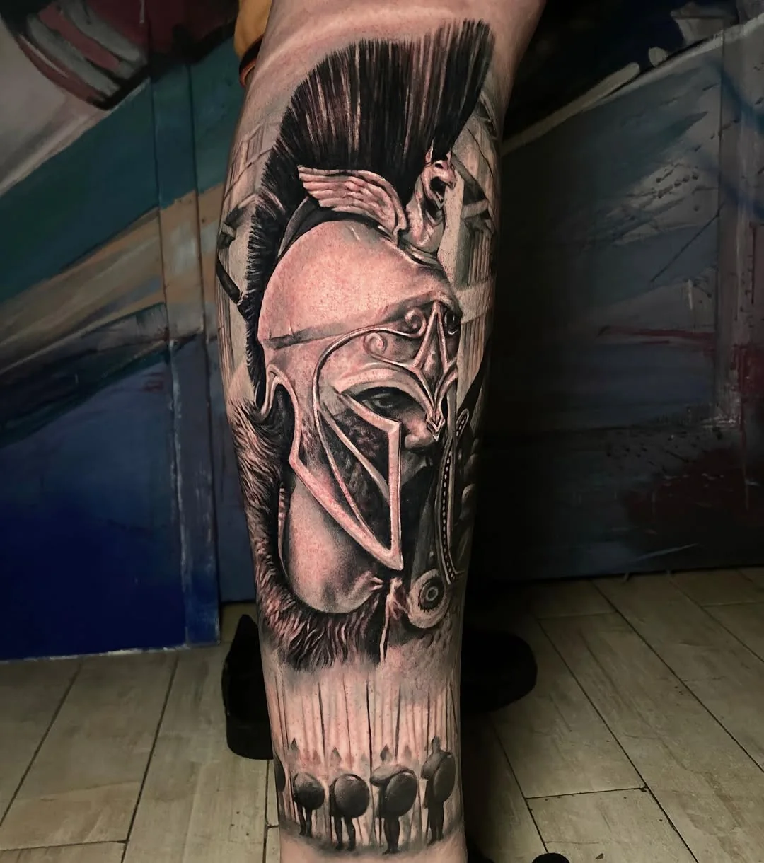 Tatuaj realist cu cască de gladiator pe gambă