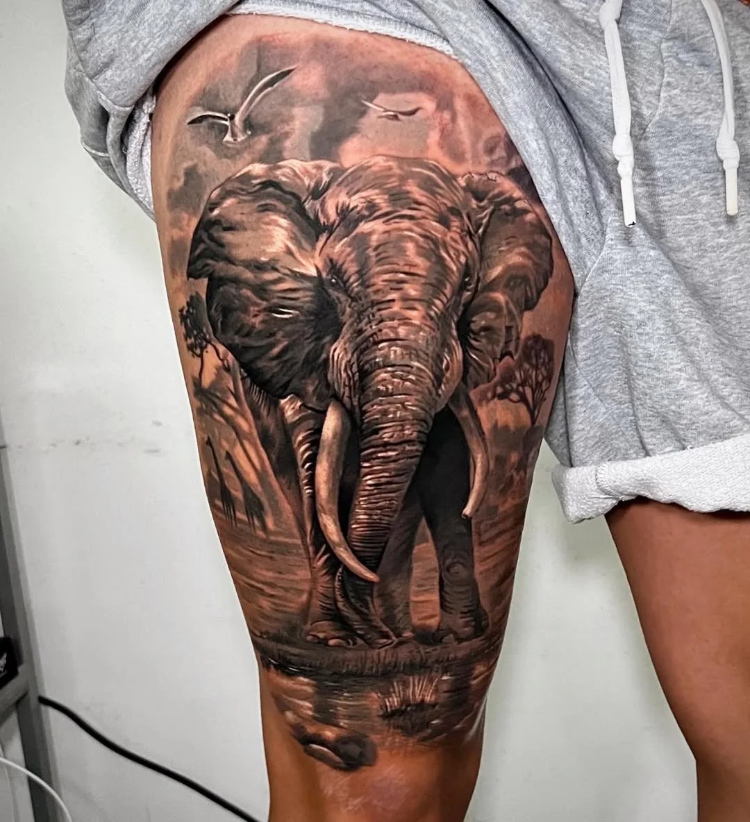 Tatuaj realist cu elefant pe coapsă