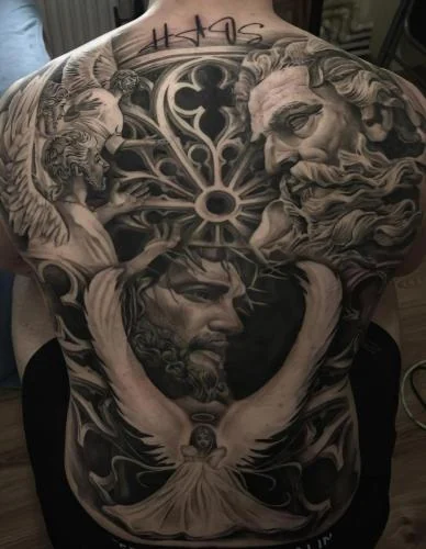 Tatuaj amplu pe spate cu figuri mitologice și motive gotice