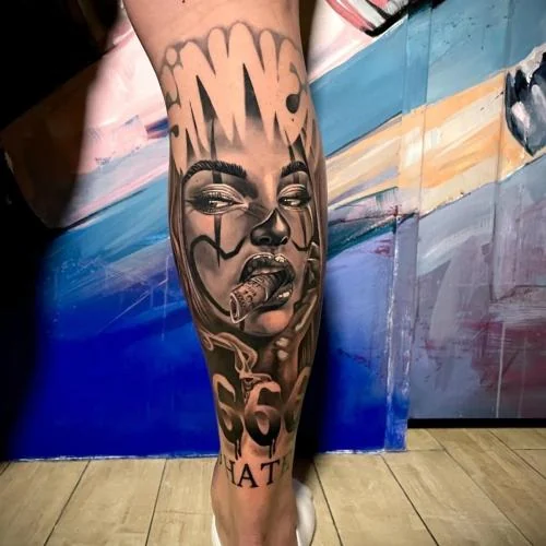 Tatuaj cu portret feminin și lettering pe gambă