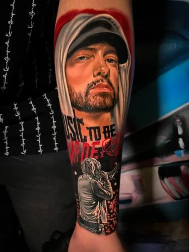 Tatuaj realist cu portret și accente de culoare pe antebraț