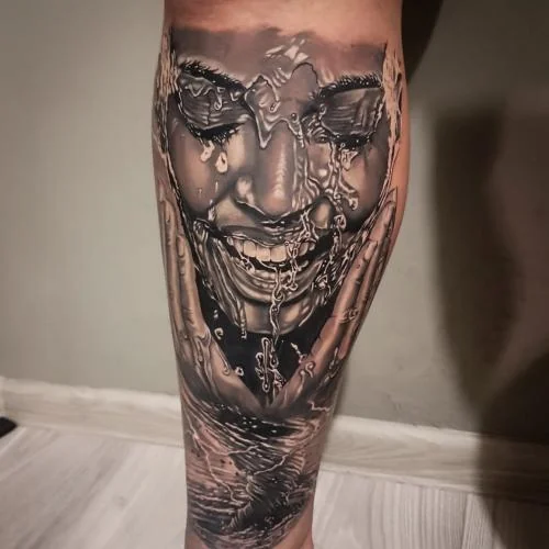Tatuaj realist cu chip și detalii de apă pe gambă