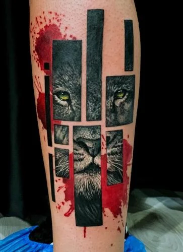 Tatuaj cu motive animale în compoziție grafică, cu accente roșii, pe gambă