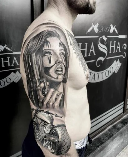 Sleeve black and grey cu portret feminin și motocicletă pe braț