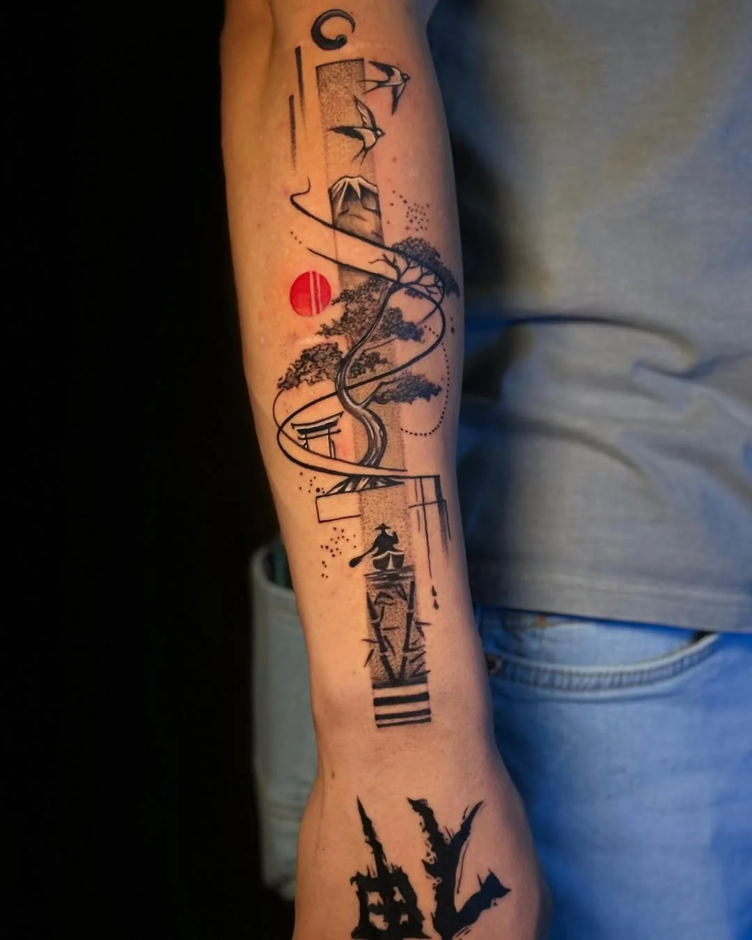 Tatuaj grafic abstract cu linii și accent roșu pe antebraț