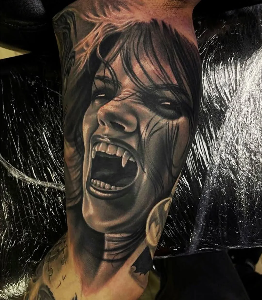 Tatuaj realist black and grey cu portret de femeie vampir pe braț