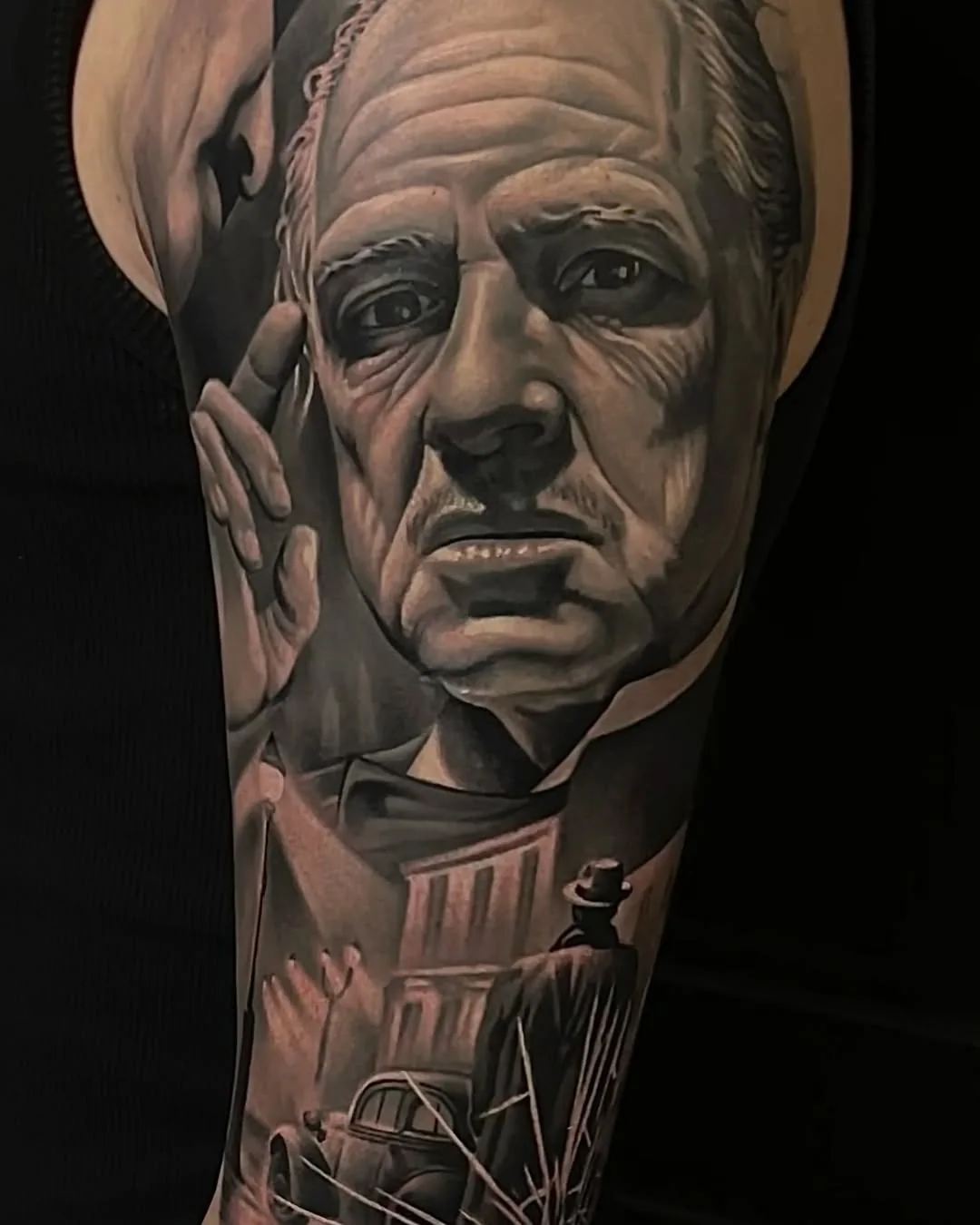 Tatuaj realist black and grey cu portret de bărbat în costum pe braț