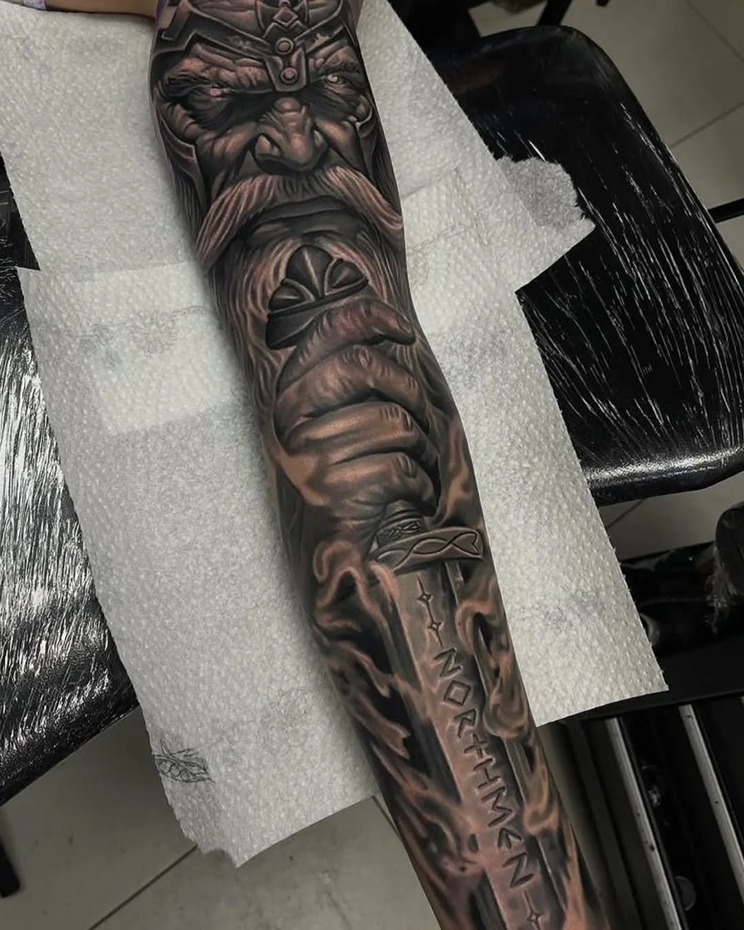 Sleeve black and grey cu chip mitologic și text pe braț