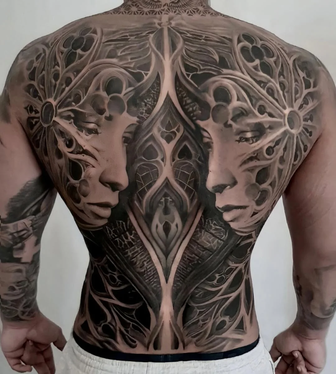 Backpiece black and grey cu chipuri simetrice și motive ornamentale pe spate