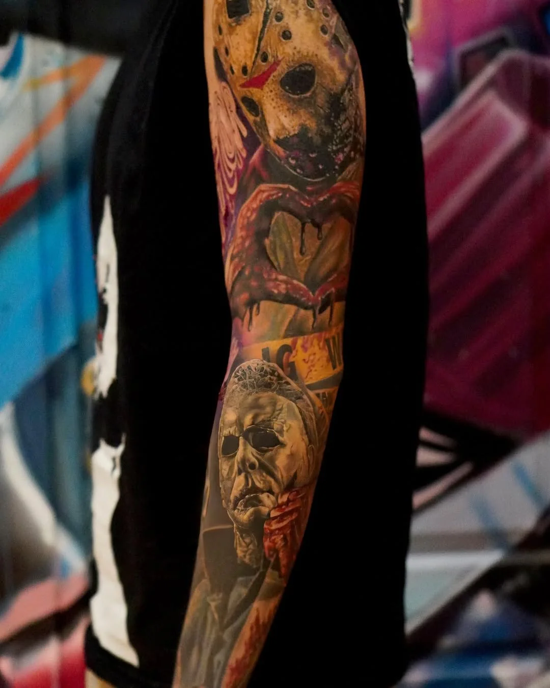Sleeve color cu măști din filme horror pe braț
