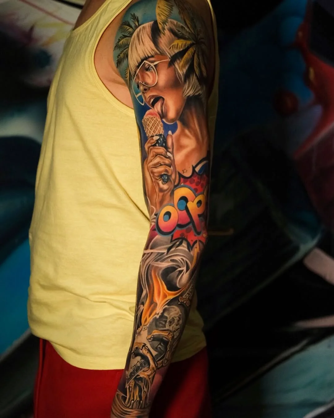 Sleeve color cu portret de femeie și motive grafice pe braț
