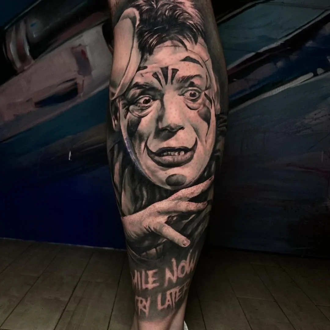 Tatuaj realist black and grey cu portret de clovn pe gambă
