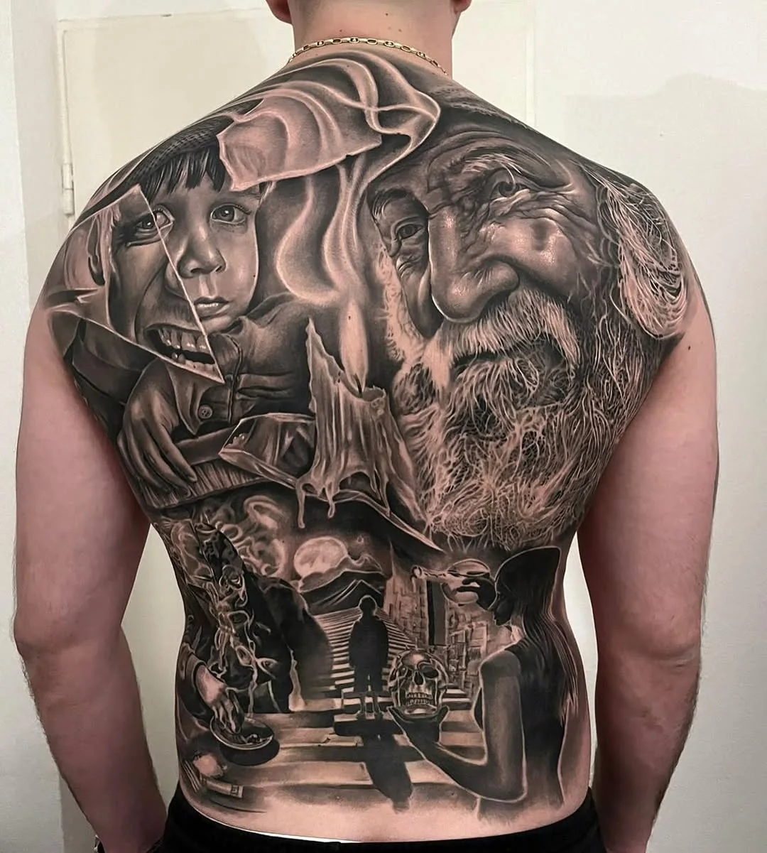 Backpiece realist black and grey cu portrete și peisaj urban pe spate