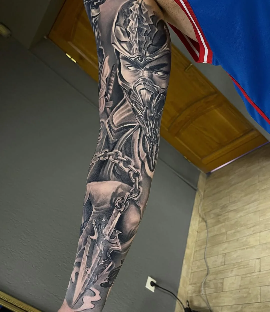 Sleeve black and grey cu zeitate mitologică și lanțuri pe braț