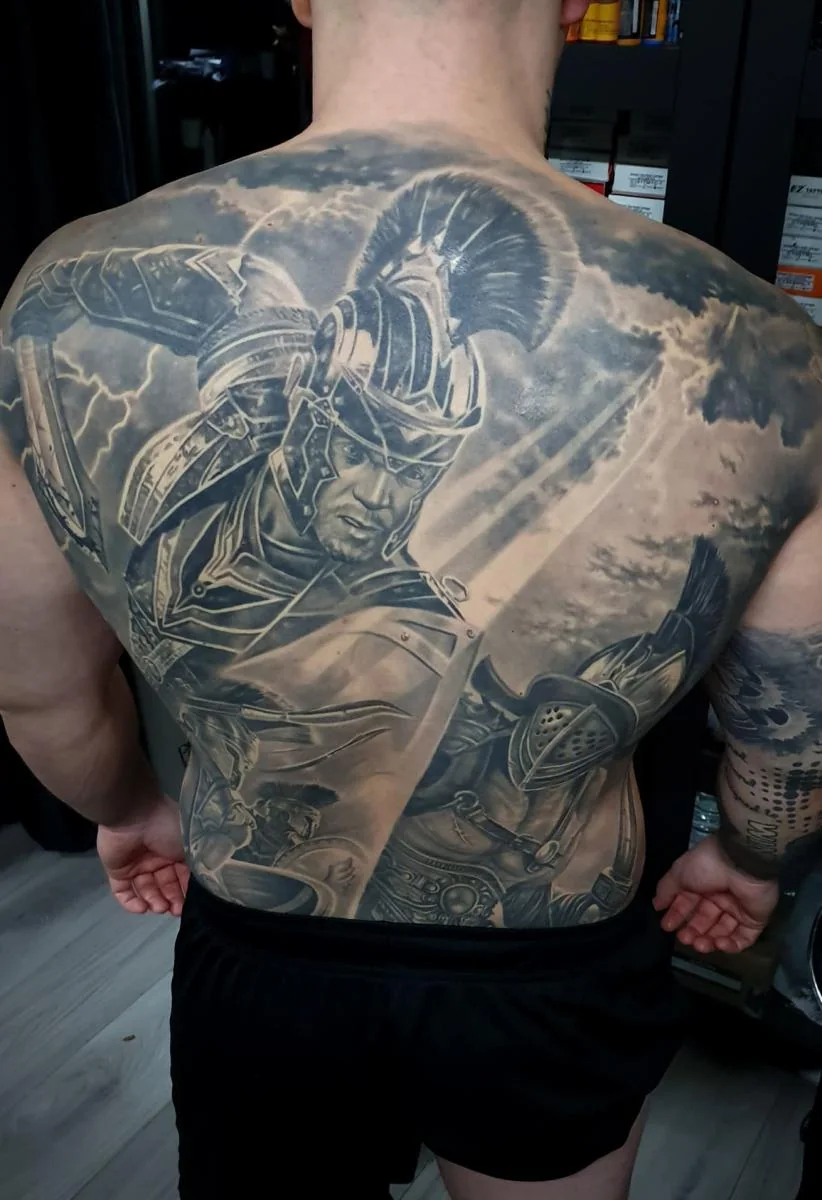 Tatuaj artistic realist pe spate