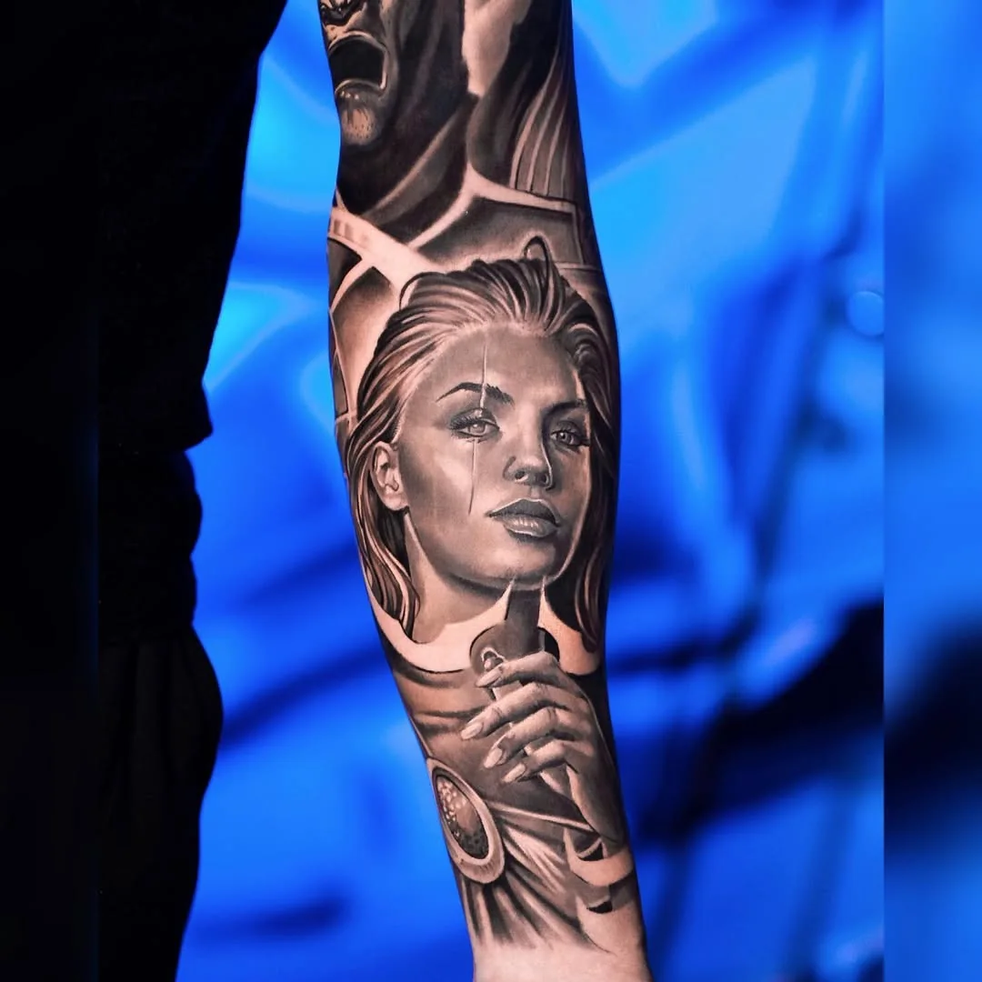 Tatuaj realist black and grey cu portret de femeie pe braț