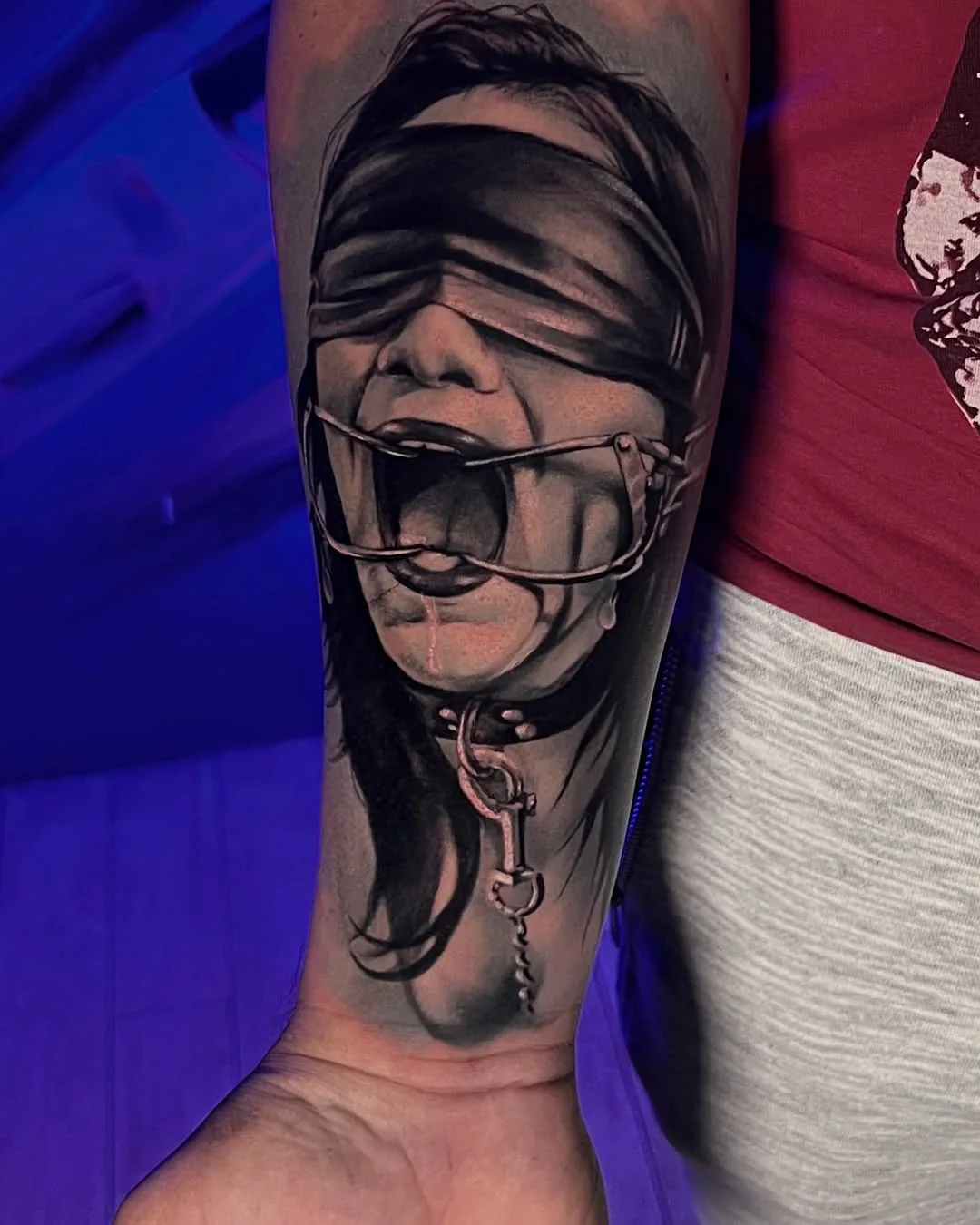 Tatuaj realist black and grey cu portret de femeie cu ochii legați pe antebraț