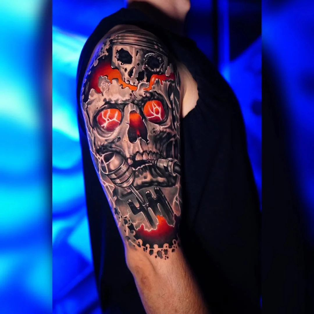 Tatuaj color cu craniu și flăcări pe umăr
