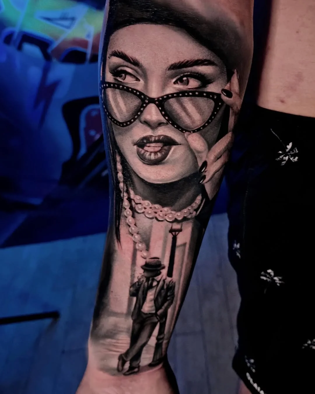 Tatuaj realist black and grey cu portret de femeie cu ochelari pe antebraț