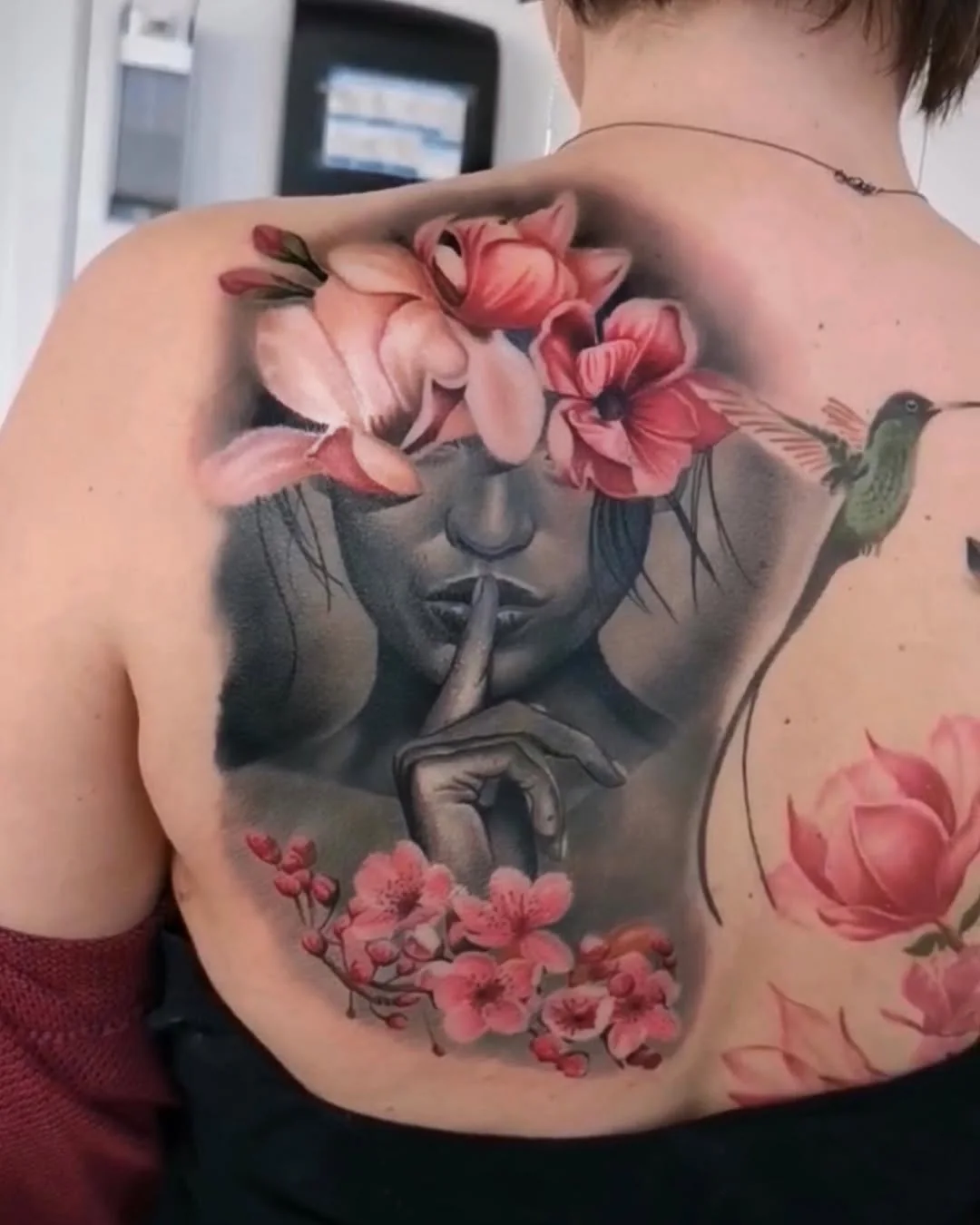 Tatuaj color cu portret de femeie și flori de magnolie pe spate