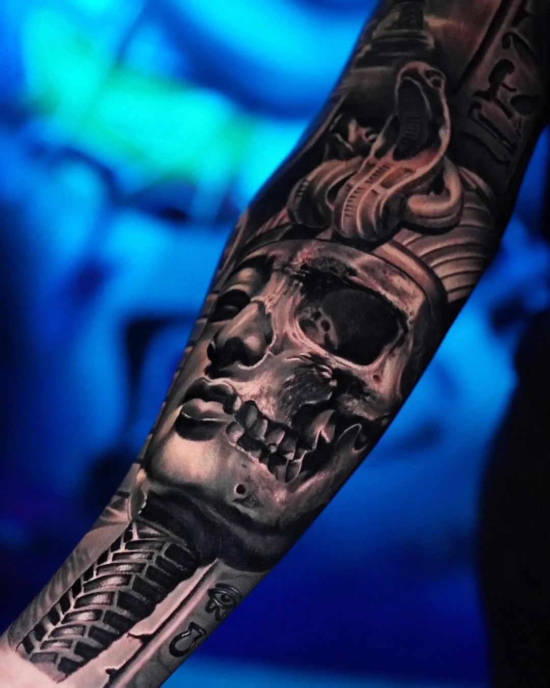 Tatuaj realist black and grey cu craniu pe antebraț