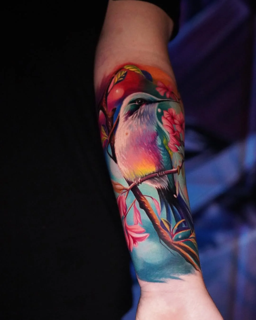 Tatuaj color cu pasăre colorată pe antebraț