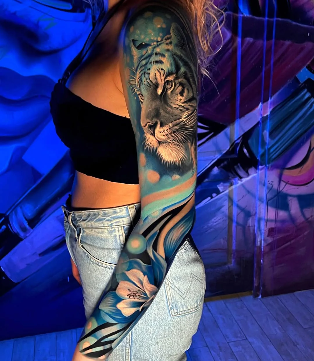 Sleeve color cu tigru și flori pe braț
