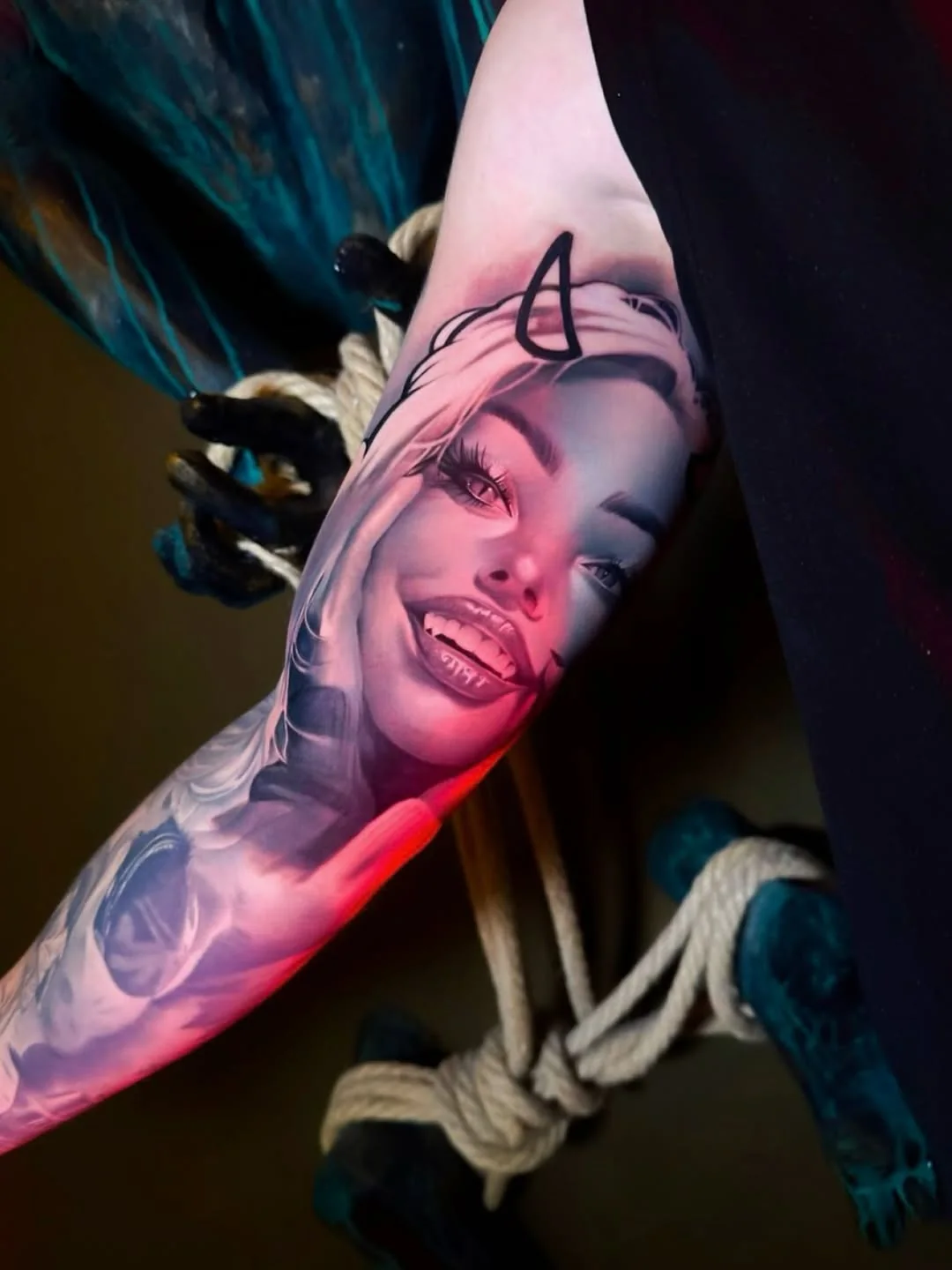 Tatuaj color cu portret de femeie pe braț