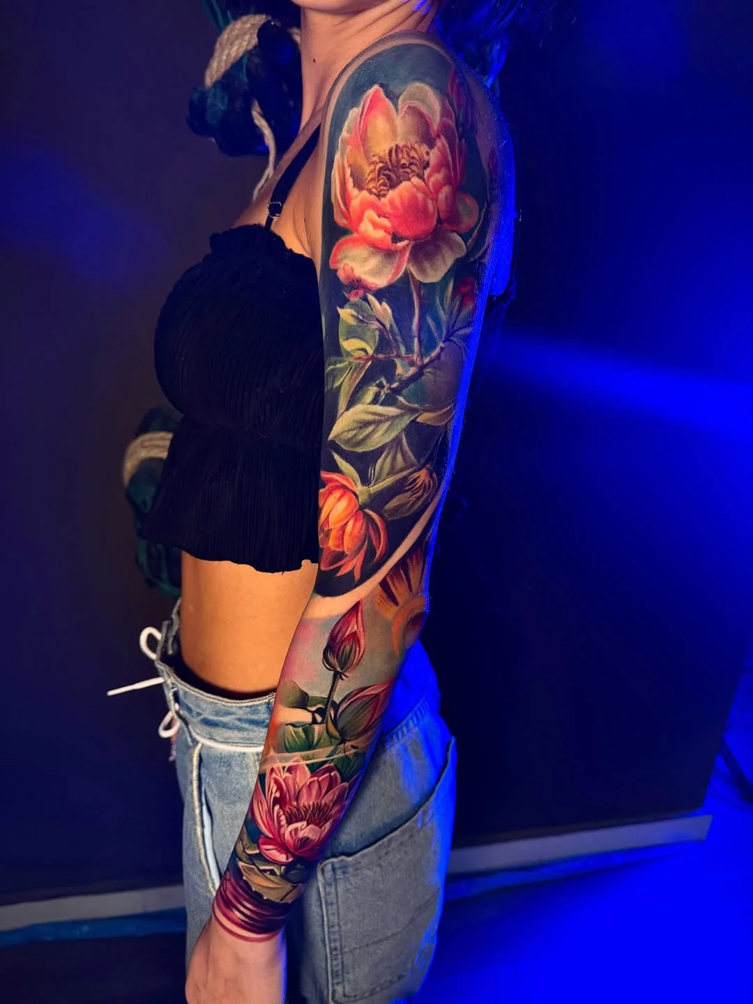 Sleeve color cu flori pe braț
