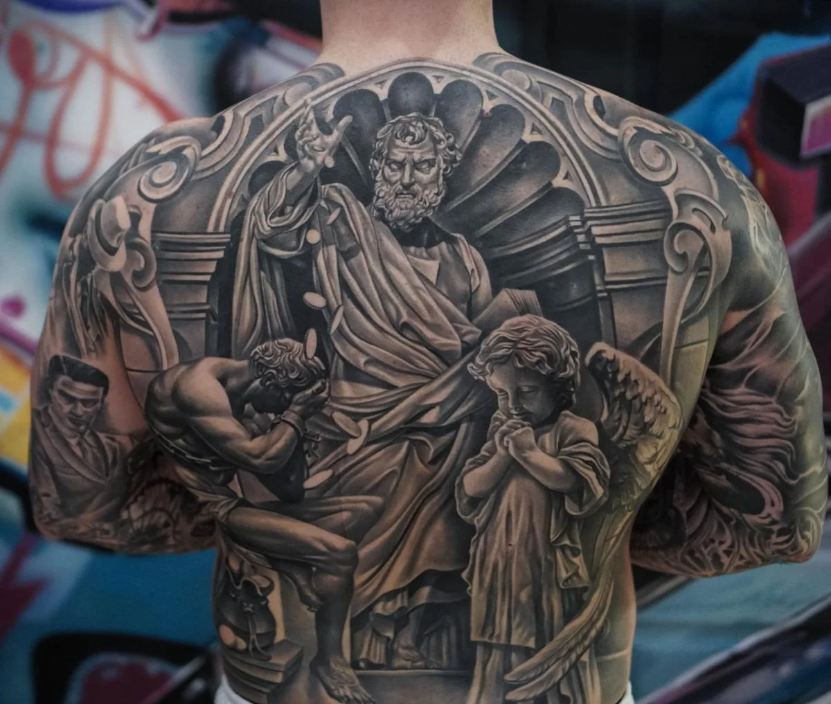 Tatuaj amplu realist pe spate, motiv mitologic