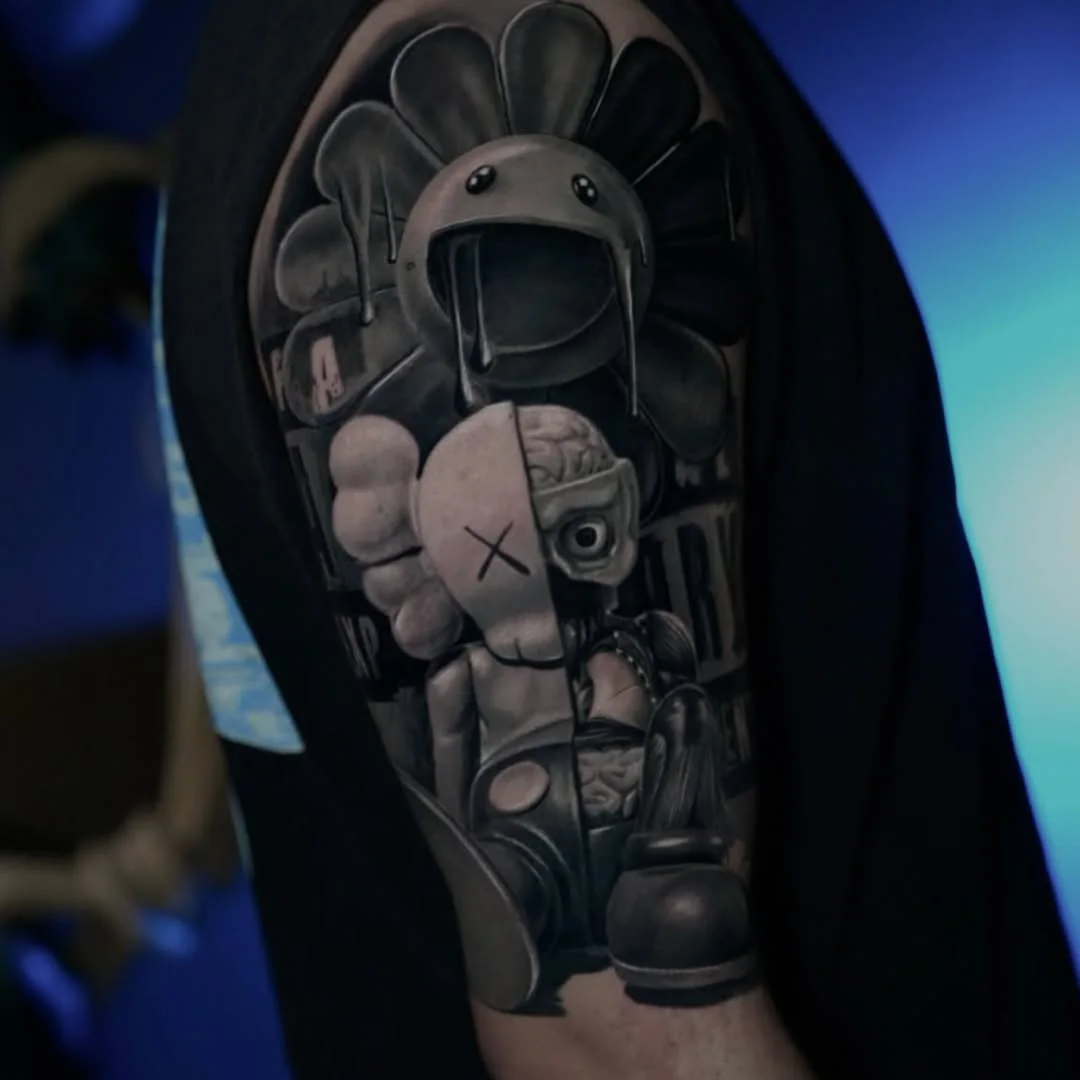 Tatuaj black and grey cu astronaut și jucărie pe umăr