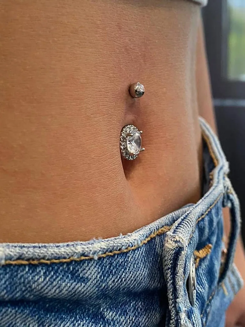 Piercing în buric cu bijuterie argintie