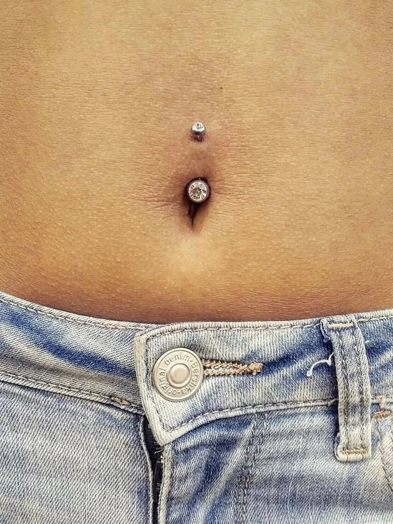 Piercing în buric cu bijuterie simplă