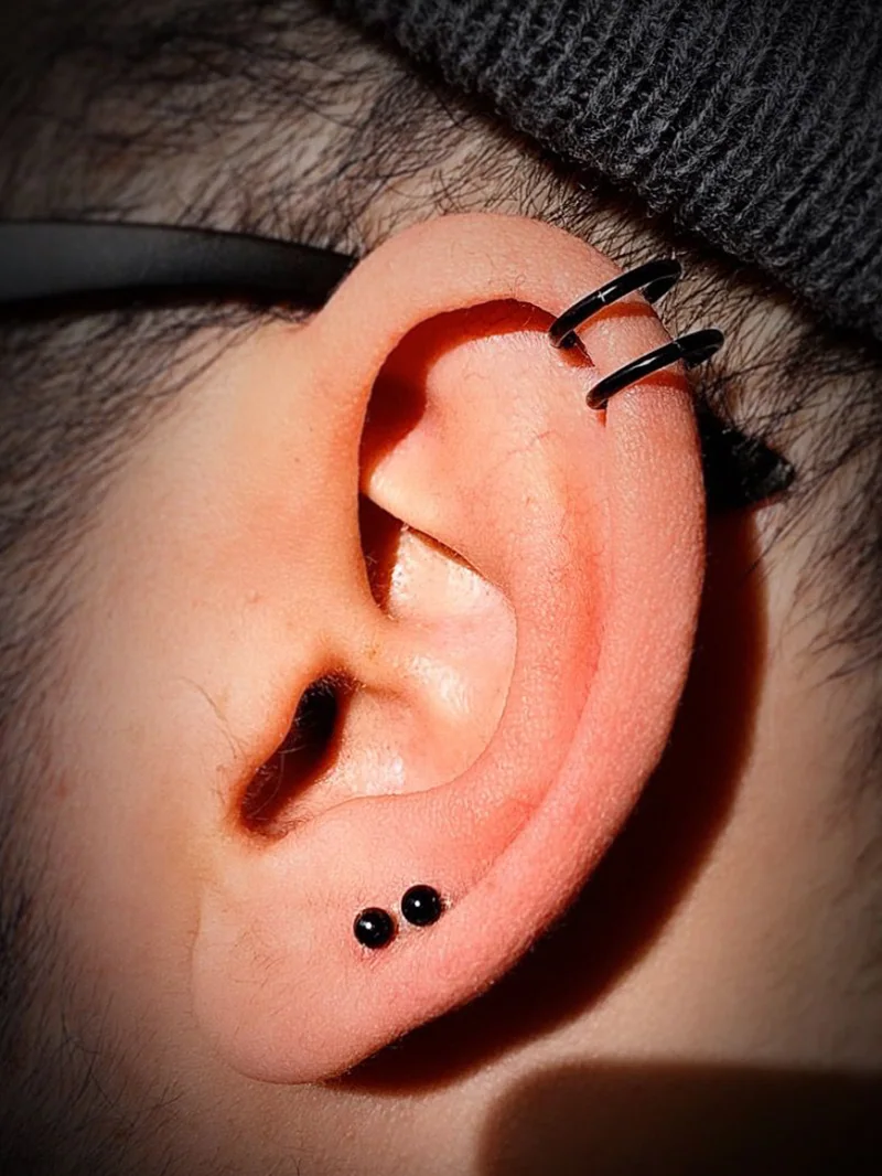 Piercinguri și bijuterii pentru ureche, realizate la Hasha Tattoo