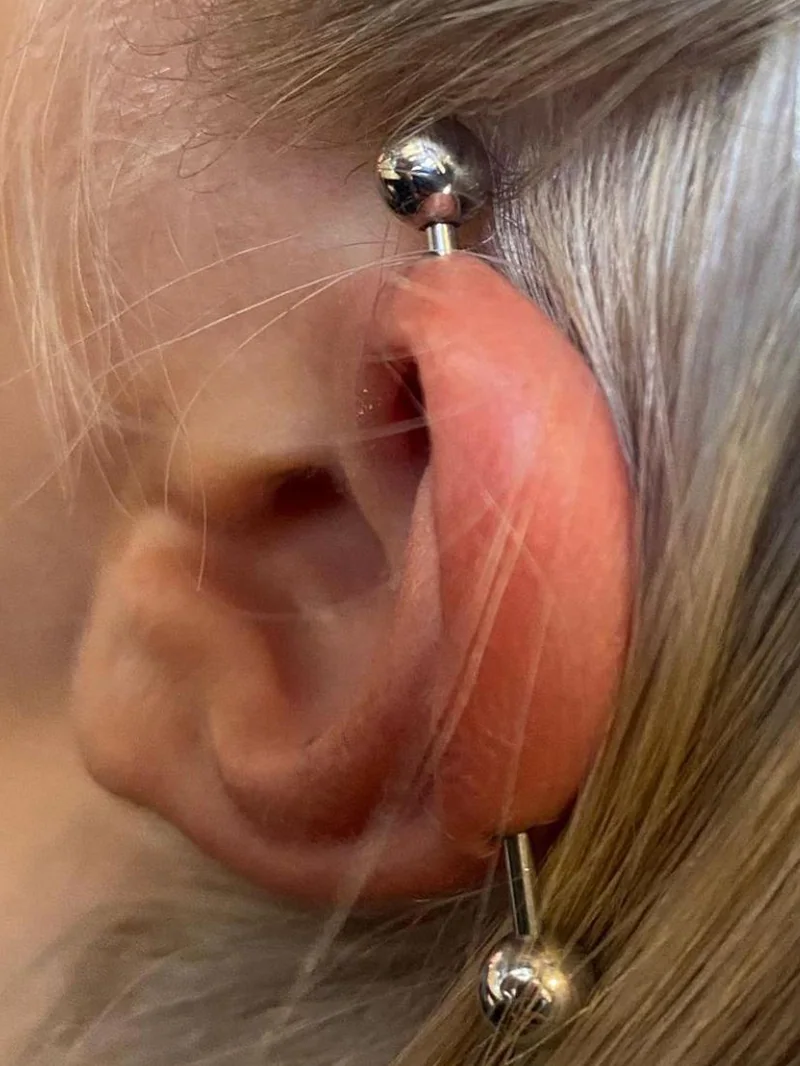 Piercing industrial în ureche