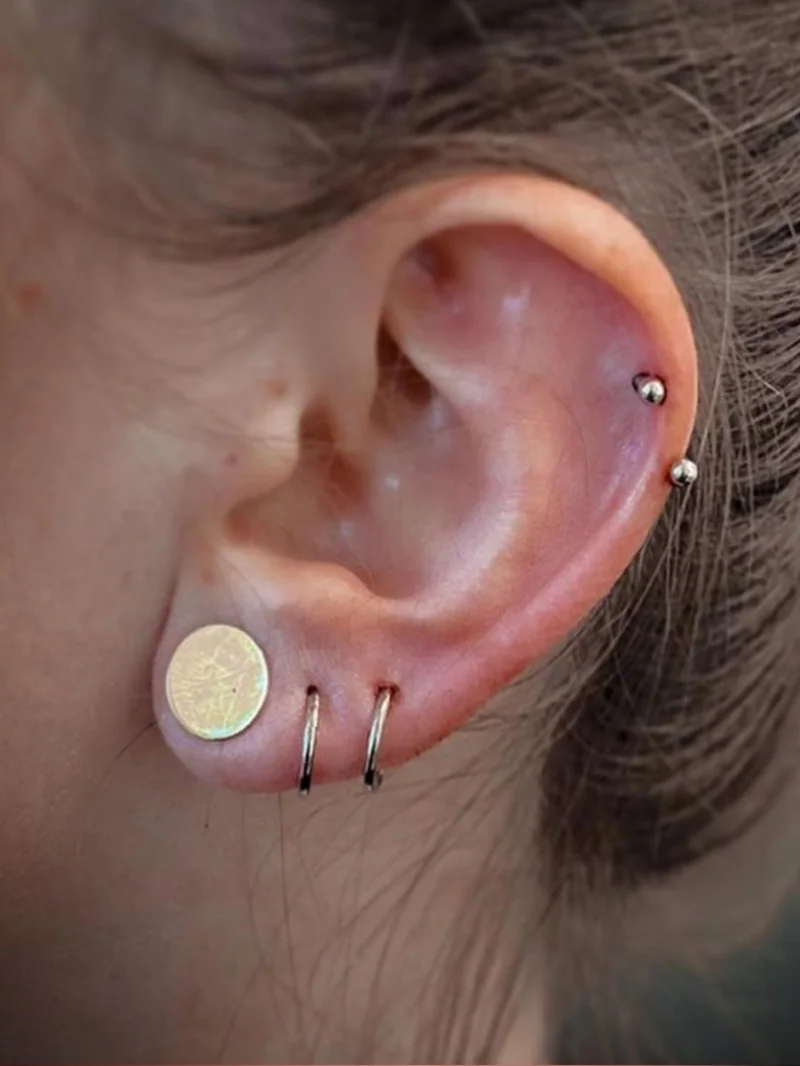 Piercinguri multiple în ureche